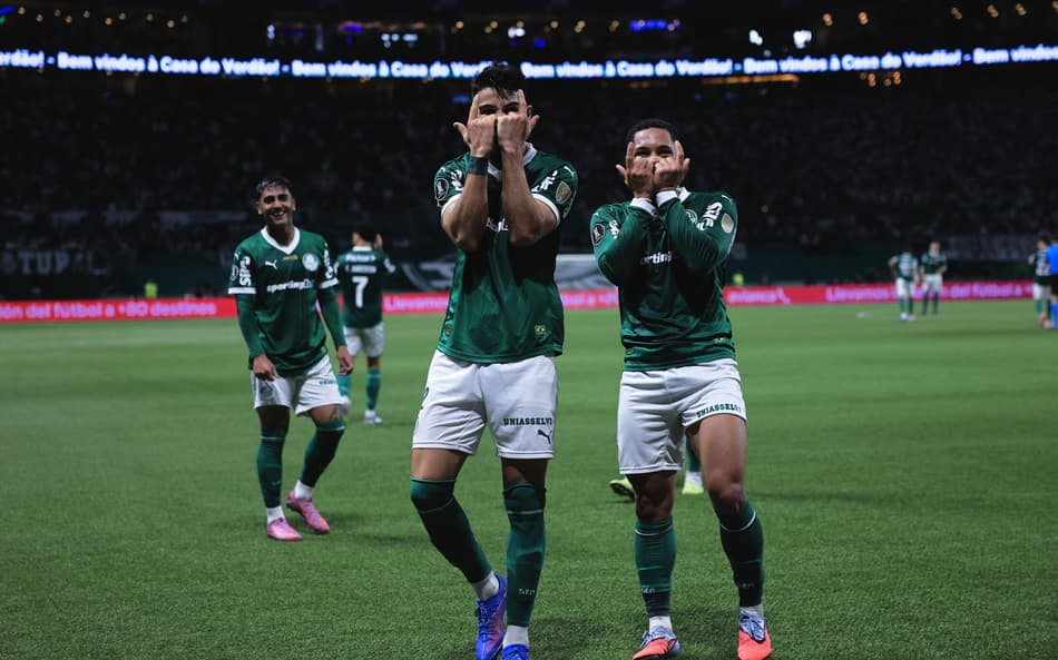 Flaco Lopez e Vitor Roque comemoram gol do Palmeiras sobre River Plate (Foto: Ettore Chiereguini/AGIF)