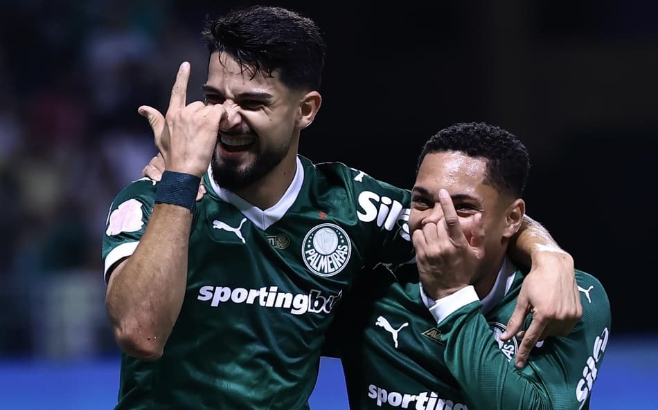 Flaco López e Vitor Roque, atacantes do Palmeiras, comemoram gol marcado