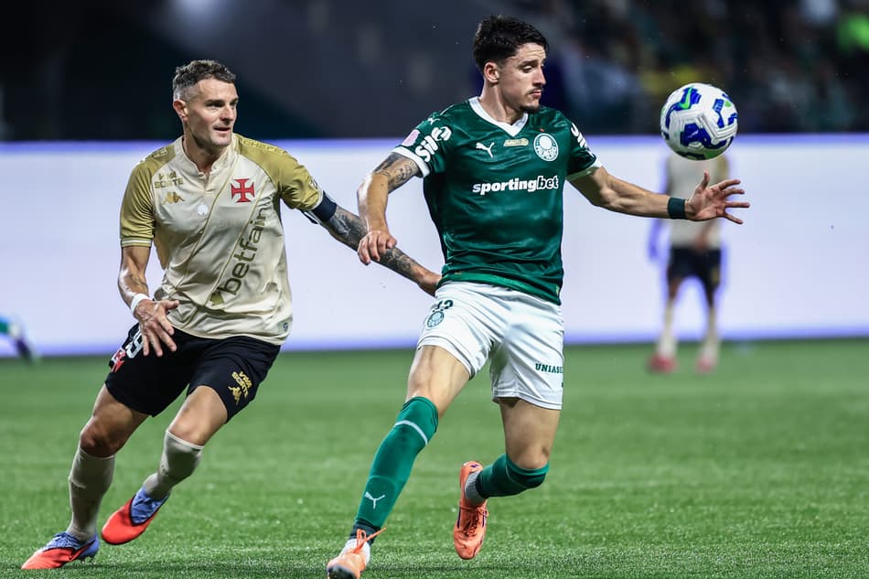 Torcedores do Flamengo se revoltaram com o lance em Palmeiras x Vasco (Foto: Marcello Zambrana/AGIF)