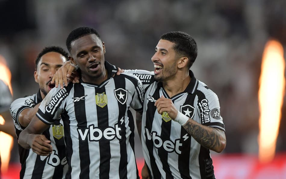 Santi Rodríguez e Jeffinho comemoram gol pelo Botafogo (Foto: Thiago Ribeiro/AGIF)