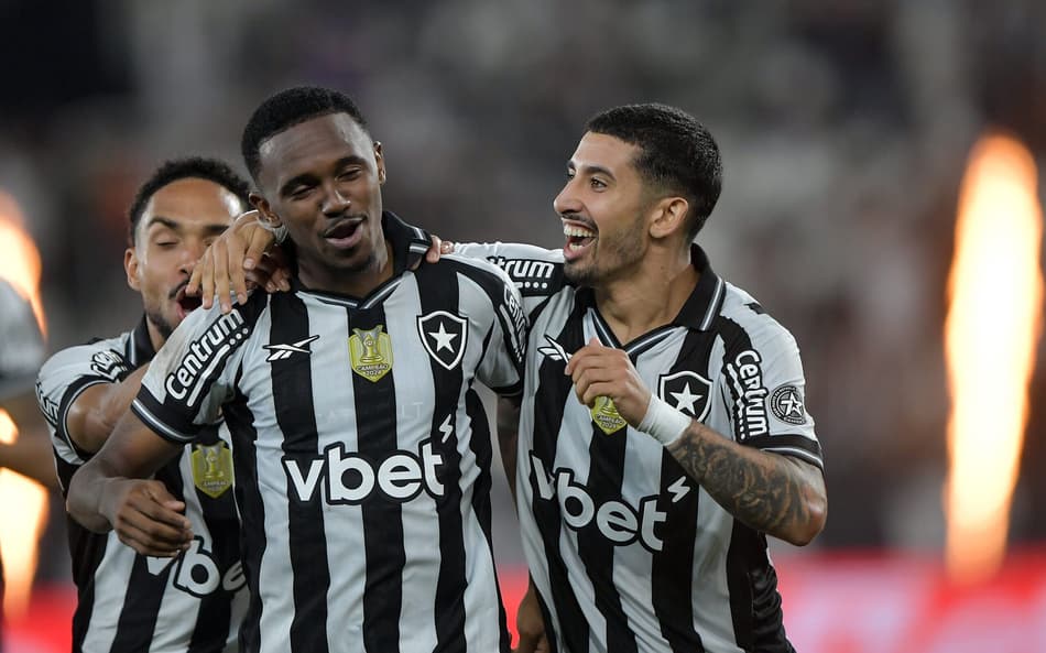 Santi Rodríguez e Jeffinho comemoram gol pelo Botafogo (Foto: Thiago Ribeiro/AGIF)