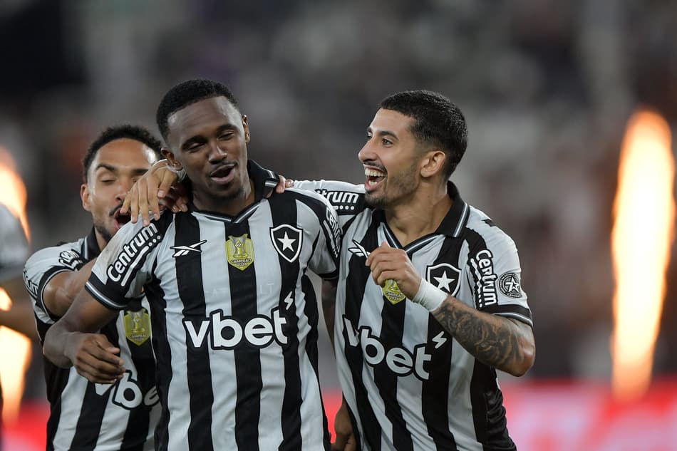 Santi Rodríguez e Jeffinho comemoram gol pelo Botafogo (Foto: Thiago Ribeiro/AGIF)