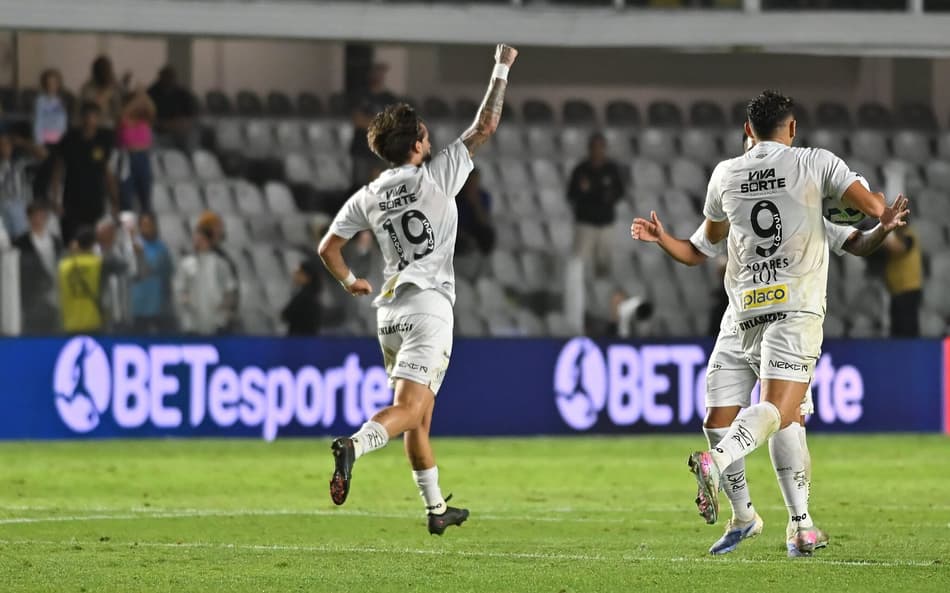 Lautaro Díaz marcou o segundo gol com a camisa do Santos. (Foto: Jota Erre/AGIF)