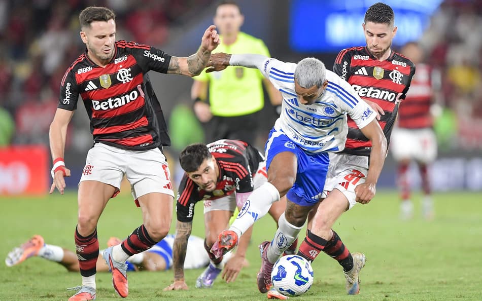 Torcedores reprovam decisão da arbitragem em Flamengo x Cruzeiro: ‘Perigoso’