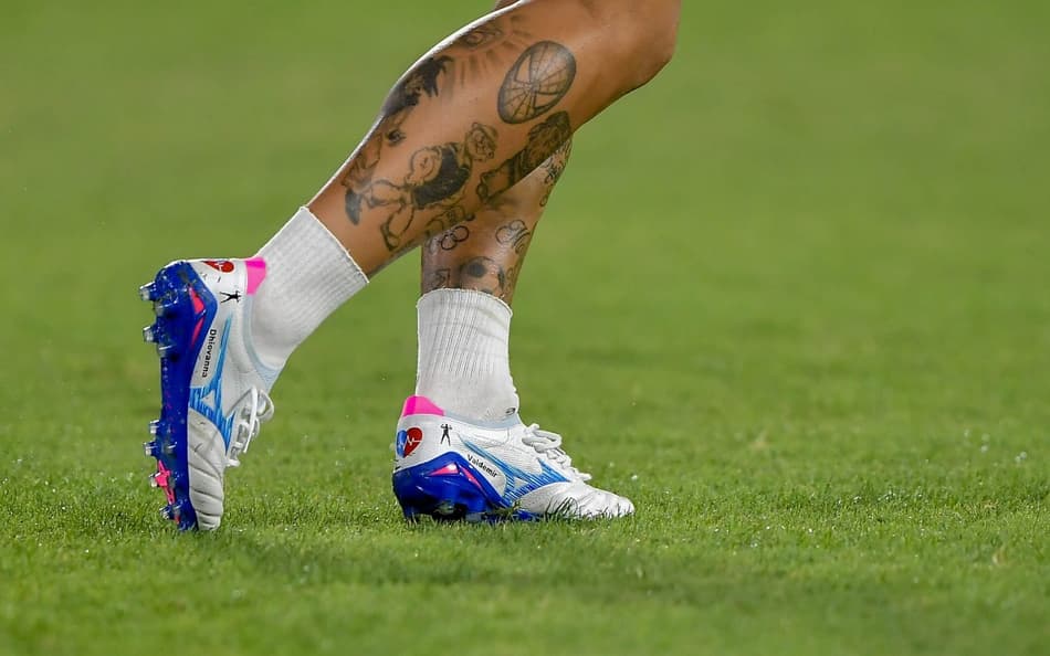 Chuteira de Gabigol, usada em Cruzeiro x Flamengo, no Maracanã (Foto: Thiago Ribeiro/AGIF)