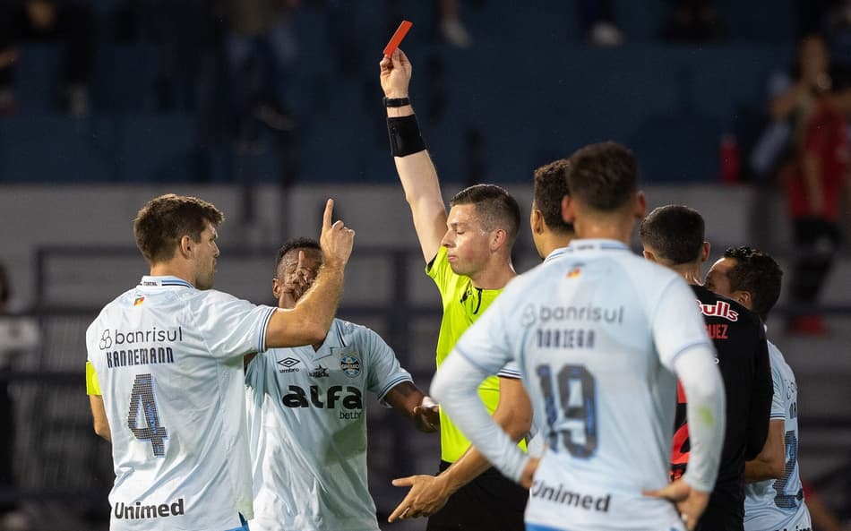Grêmio reclamou da expulsao de Kannemann (Foto: Joisel Amaral/AGIF)