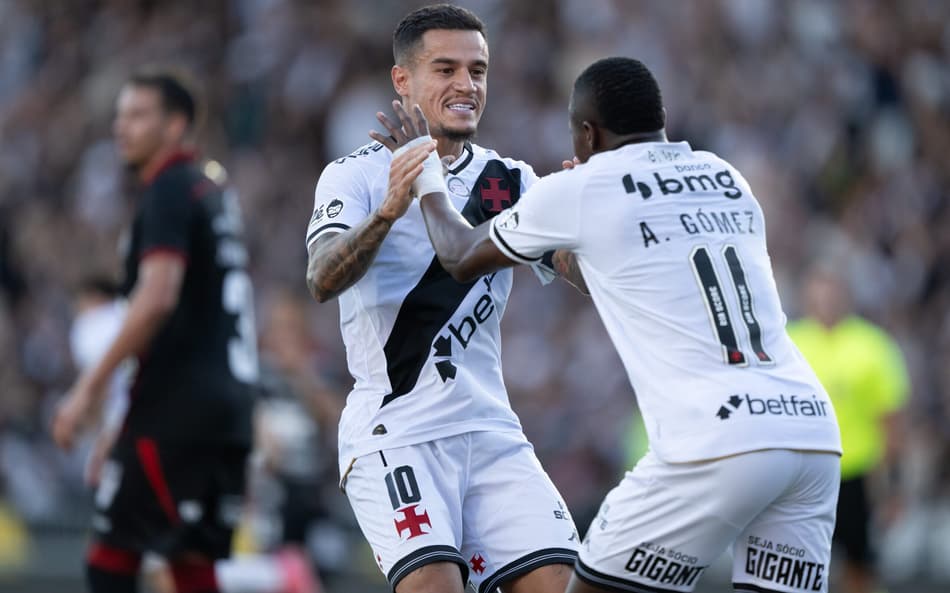 Coutinho e Andrés Gómez celebram gol do Vasco (Foto: Jorge Rodrigues/AGIF)