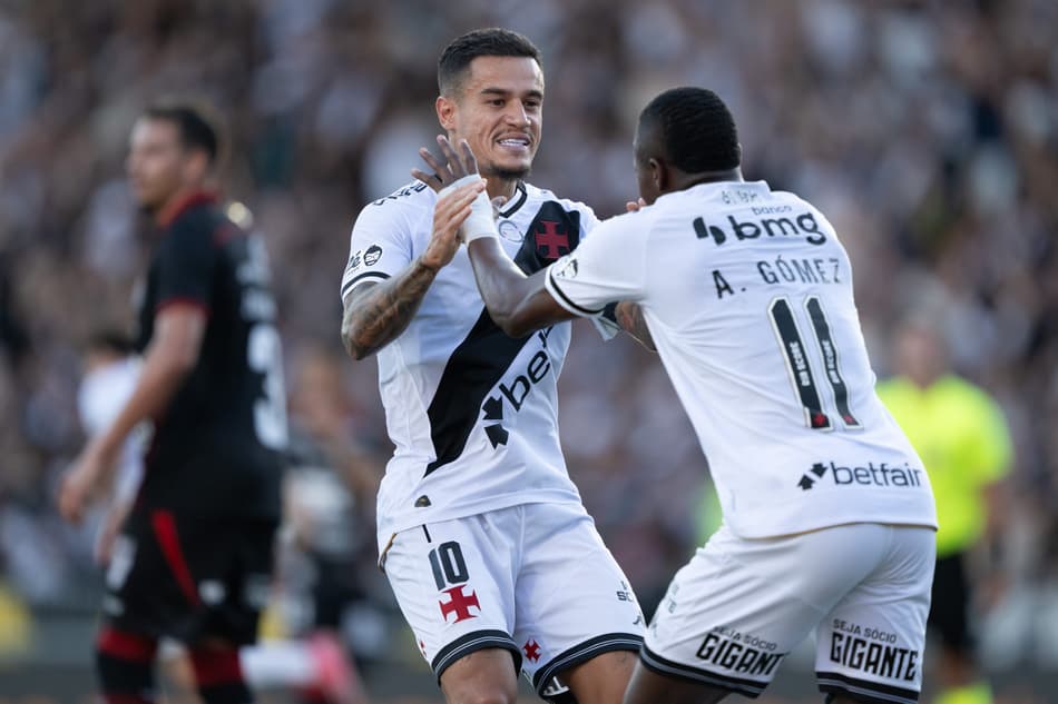 Coutinho e Andrés Gómez celebram gol do Vasco (Foto: Jorge Rodrigues/AGIF)
