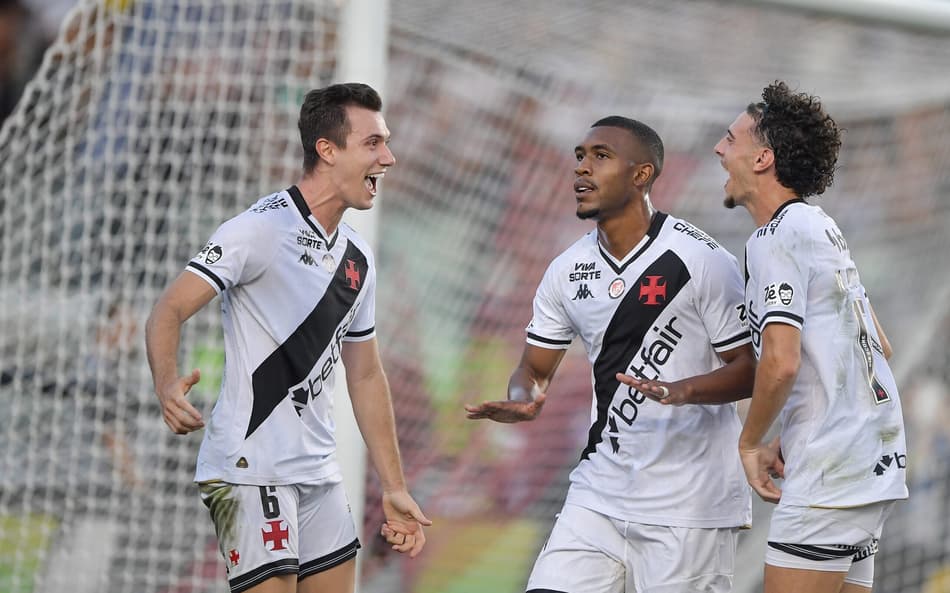 Rayan comemora seu segundo gol contra o Vitória (Foto: Thiago Ribeiro/AGIF)