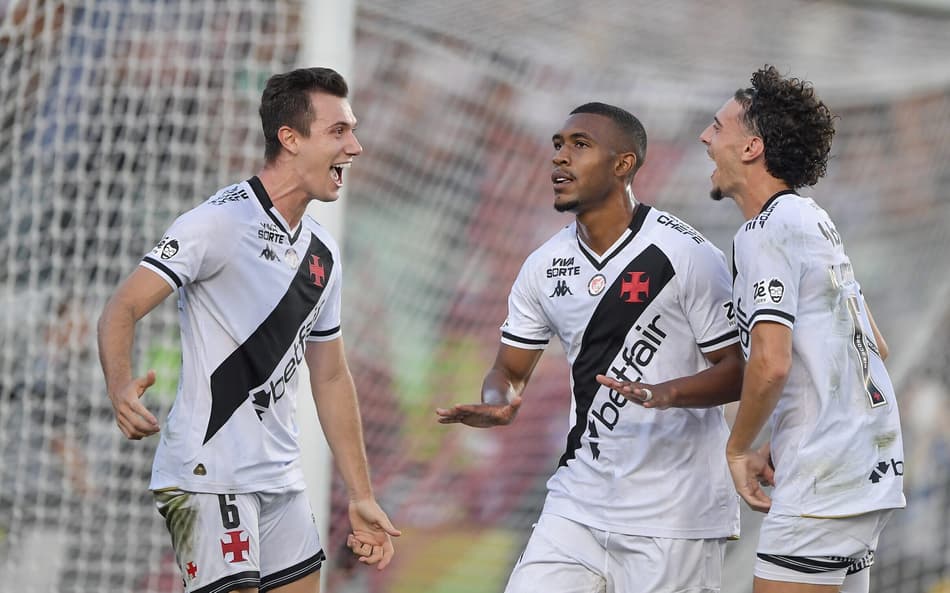 Rayan comemora seu segundo gol contra o Vitória (Foto: Thiago Ribeiro/AGIF)
