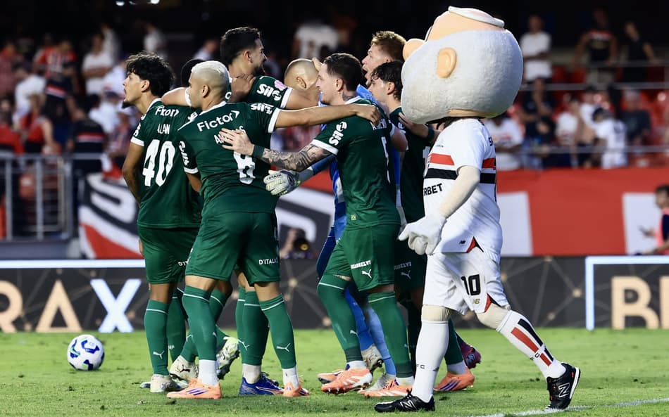 Palmeiras venceu o jogo de virada e passou o Flamengo (Foto: Marcello Zambrana/AGIF)
