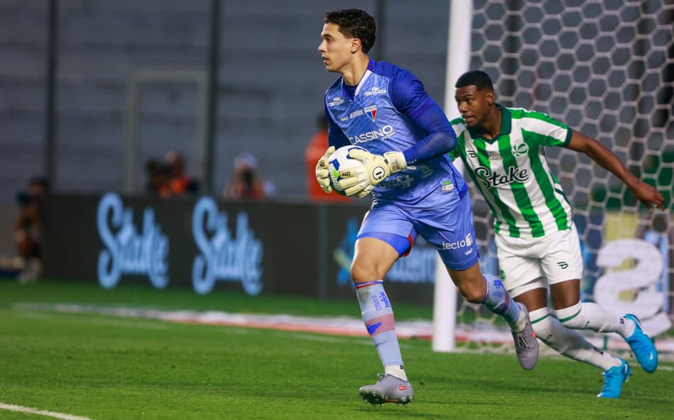 Brenno, goleiro do Fortaleza em jogo com o Juventude (Foto: Luiz Erbes/AGIF)