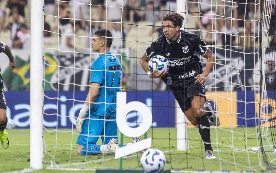 Ceará venceu o Santos por 3 a 0 (Foto: Lucas Emanuel/AGIF)