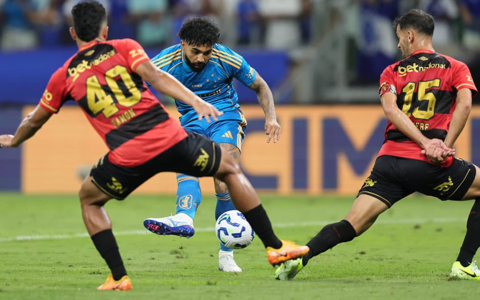 Gabigol usa o pé direito para fazer o gol do Cruzeiro contra o Sport (Foto: Gilson Lobo/AGIF)