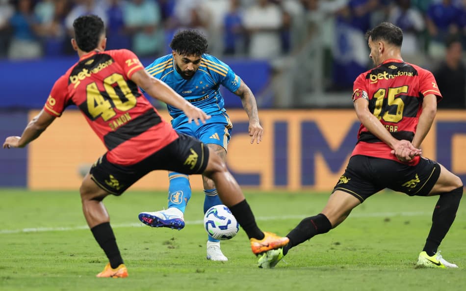 Gabigol usa o pé direito para fazer o gol do Cruzeiro contra o Sport (Foto: Gilson Lobo/AGIF)