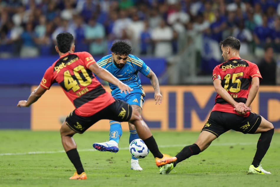 Gabigol usa o pé direito para fazer o gol do Cruzeiro contra o Sport (Foto: Gilson Lobo/AGIF)