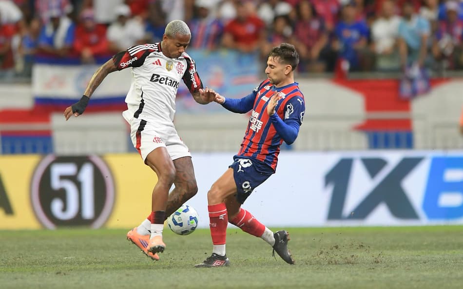 Wallace Yan durante jogo do Flamengo contra o Bahia (Foto: Jhony Pinho/AGIF)