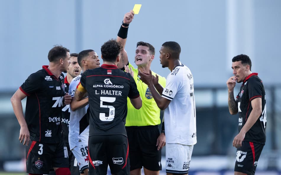 Árbitro Fernando Antônio Mendes dá cartão amarelo para Lucas Halter (Foto: Jorge Rodrigues/AGIF)