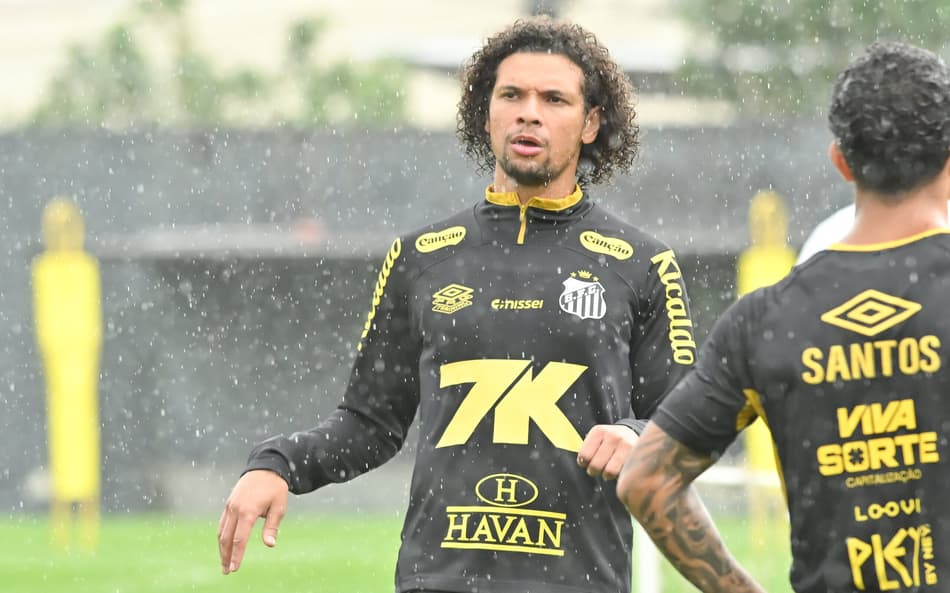 Willian Arão briga por uma vaga entre os titulares (Foto: Jota Erre/AGIF)
