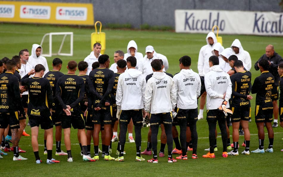 Sob forte chuva, Santos treina focado no clássico contra o Corinthians