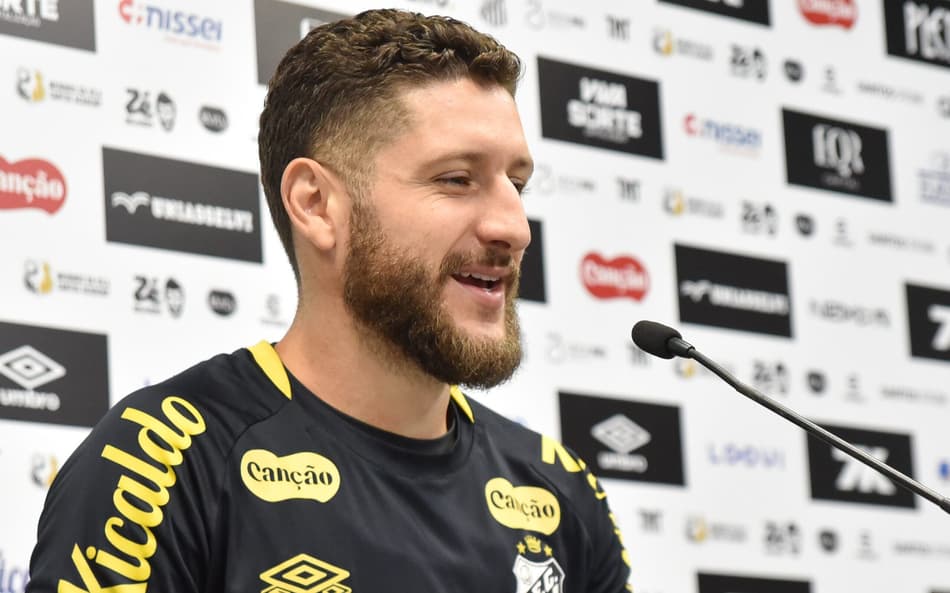 Zé Rafael participa de entrevista coletiva no CT Rei Pelé, em Santos. (Foto: Jota Erre/AGIF)