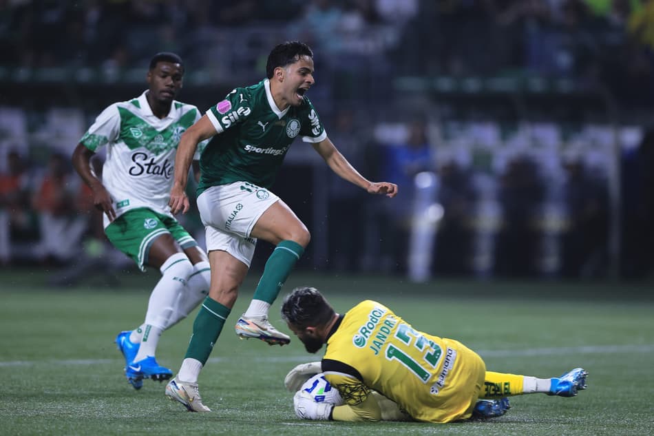 Bruno Rodrigues disputa bola com Jandrei em Palmeiras x Juventude (Foto: Ettore Chiereguini/AGIF)