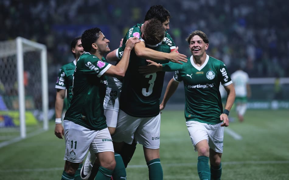 Jogadores do Palmeiras em comemoração de gol sobre o Juventude pelo Brasileirão (Foto: Ettore Chiereguini/AGIF)