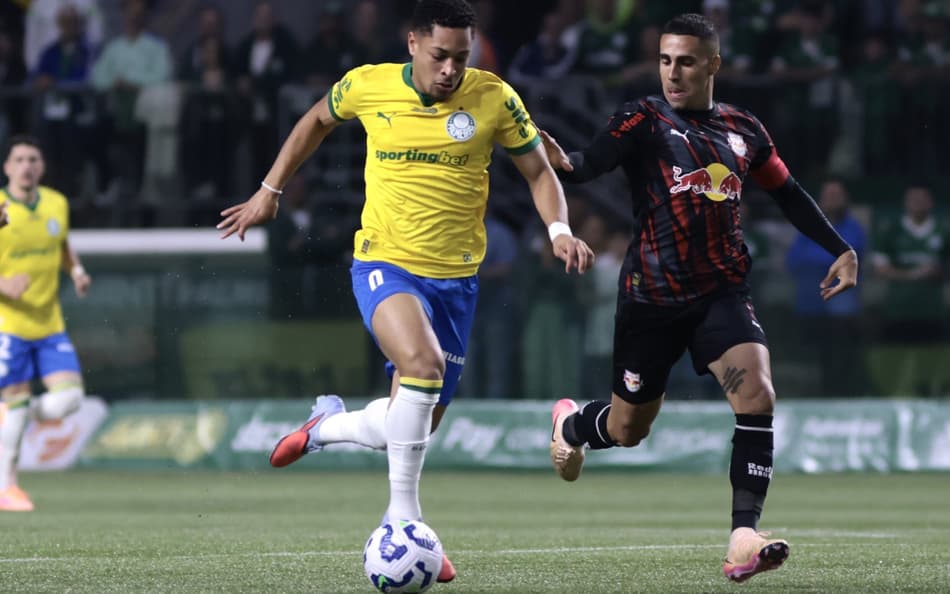Vitor Roque disputa bola com Gabriel em Palmeiras x Bragantino (Foto: Marcello Zambrana/AGIF)