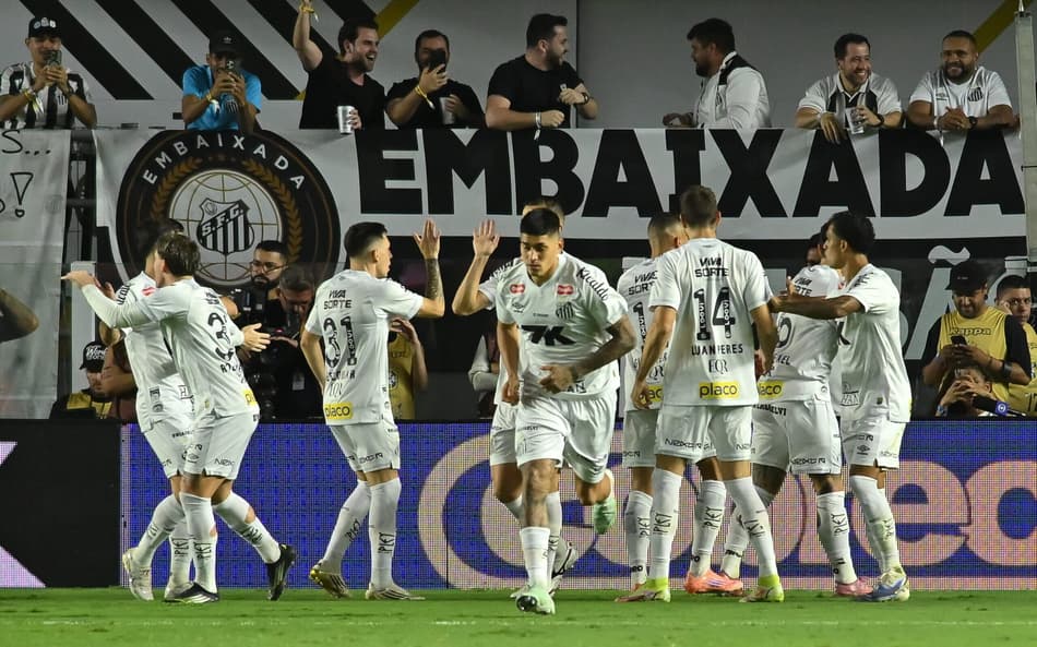 Zé Rafael marca o primeiro gol com a camisa do Santos no clássico contra o Corinthians. (Foto: Jota Erre/AGIF)