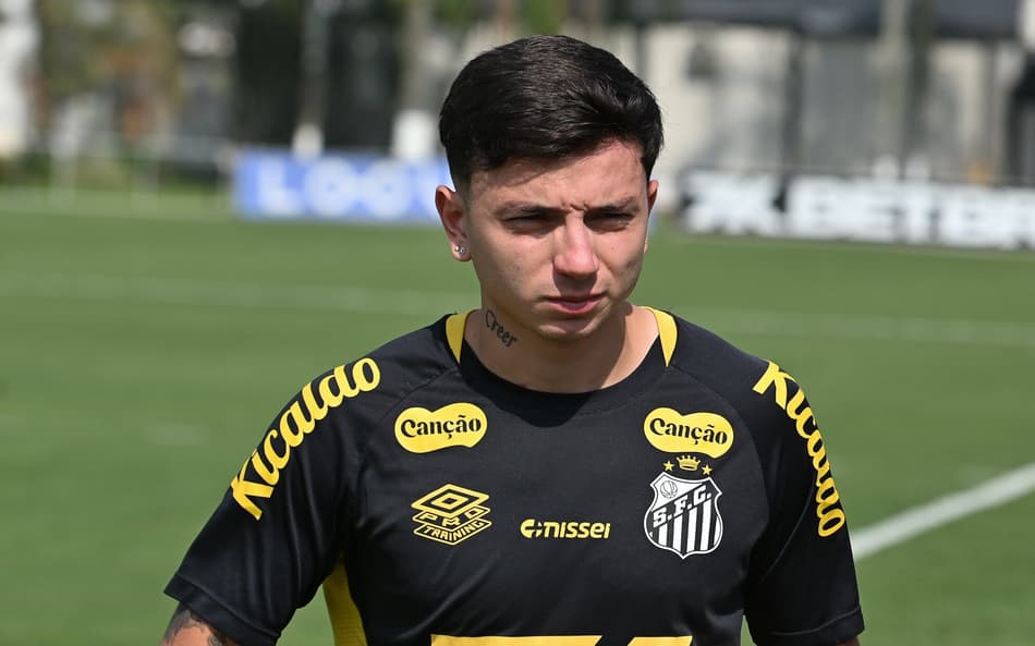 Barreal treina no CT Rei Pelé, em Santos. (Foto: Jota Erre/AGIF)