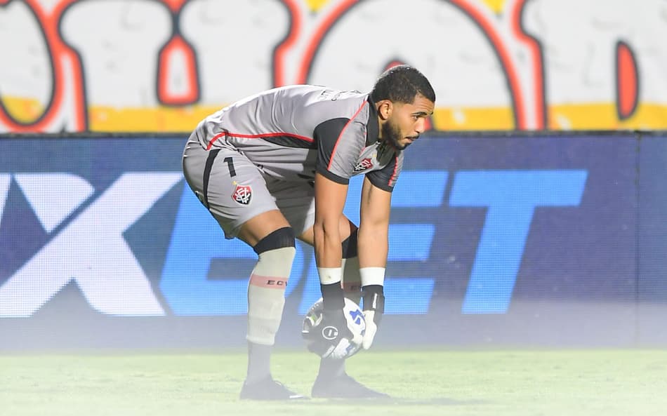 Lucas Arcanjo em ação pelo Vitória no Barradão (Foto: Jhony Pinho/AGIF)