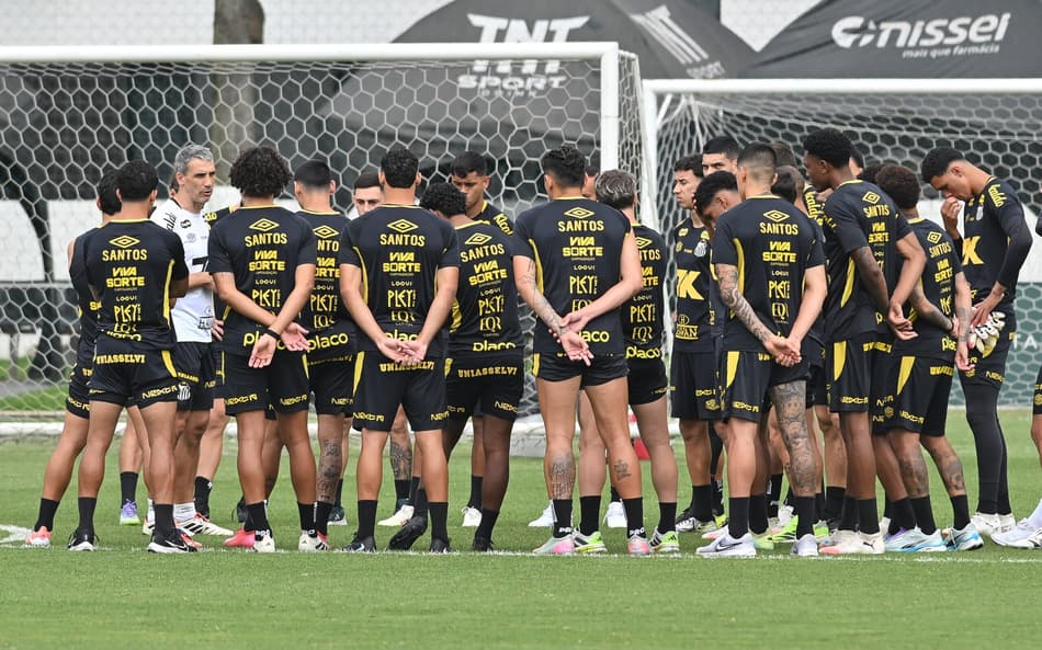 Elenco do Santos reunido no CT Rei Pelé com o técnico Vojvoda. (Foto: Jota Erre/AGIF)