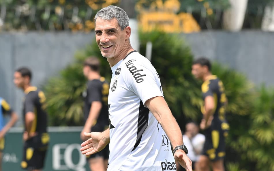 Vojvoda comanda treino do Santos no CT Rei Pelé. (Foto: Jota Erre/AGIF)