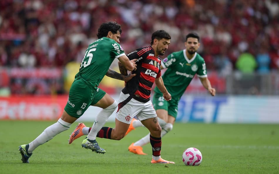 Flamengo e Palmeiras se enfrentaram neste domingo (19) (Foto: Thiago Ribeiro/AGIF)