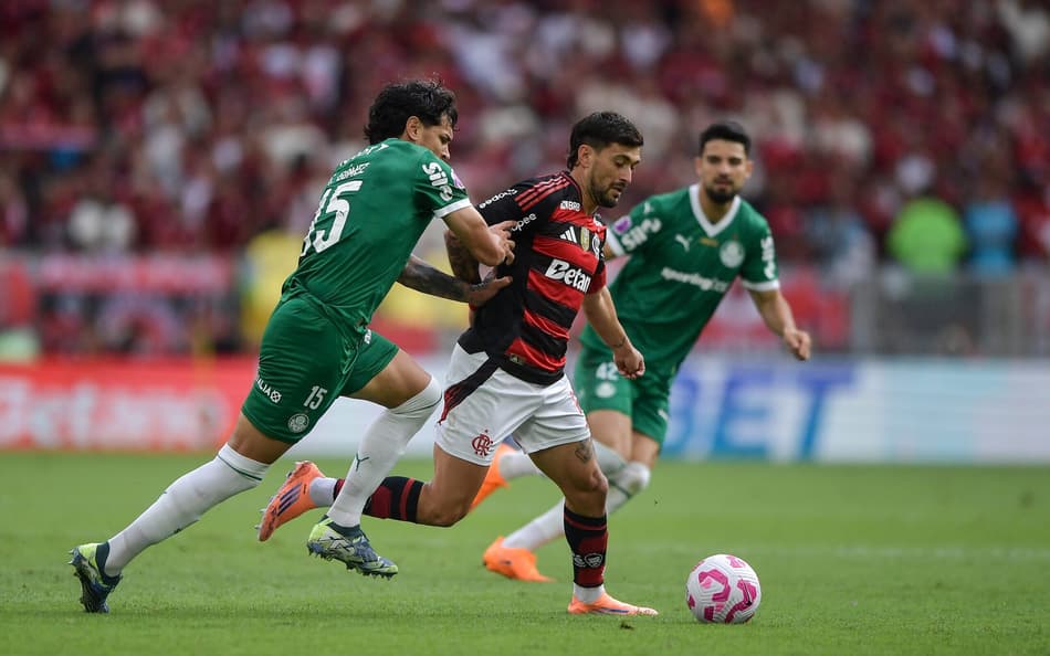Flamengo e Palmeiras se enfrentaram neste domingo (19) (Foto: Thiago Ribeiro/AGIF)
