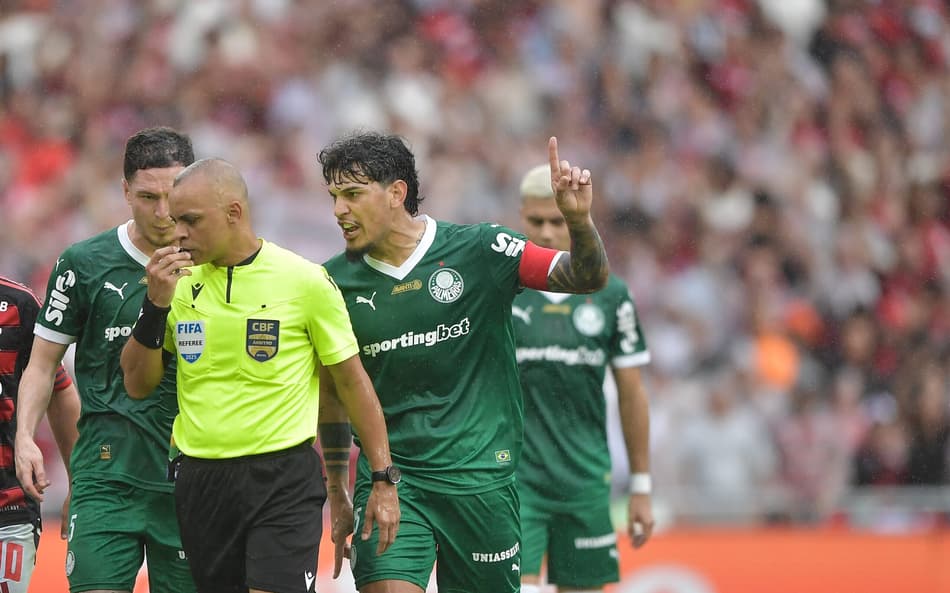 Gomez reclama com Wilton em Flamengo x Palmeiras (Foto: Thiago Ribeiro/AGIF)