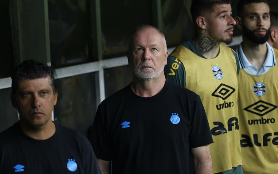 Mano Menezes detonou atuação do Grêmio (Foto: Marcio Jose/AGIF)