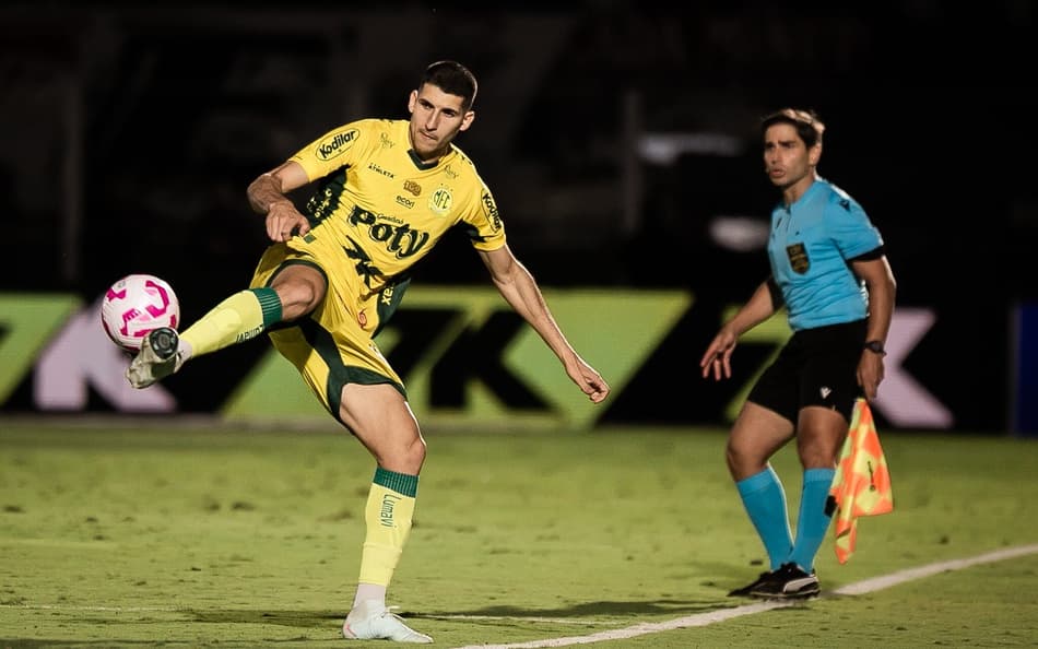 Arbitragem foi acionada duas vezes na vitória do Mirassol (Foto: Vinicius Silva/AGIF)