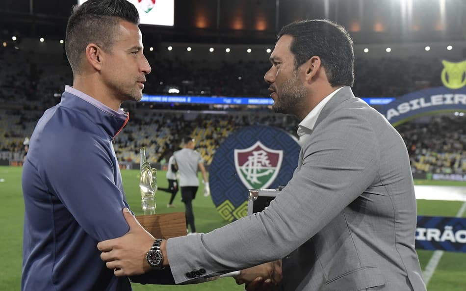 Samir Xaud, presidente da CBF, entrega troféu a Fábio antes de Vasco x Fluminense