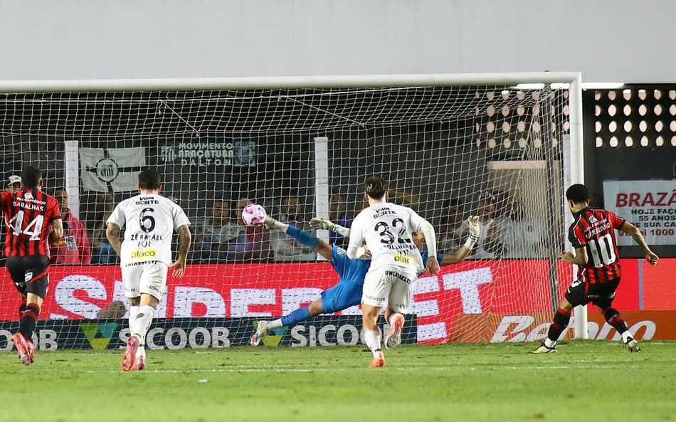 Matheuzinho, do Vitória, conveteu pênalti cometido por Gabriel Brazão. (Foto: Mauricio De Souza/AGIF)