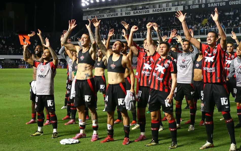 Jogadores do Vitória comemoram resultado com a torcida na Vila Belmiro (Foto: Mauricio De Souza/AGIF)