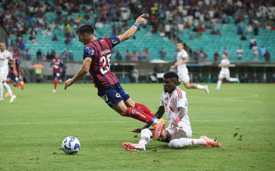Bahia x Internacional - Campeonato Brasileiro 2025 - Vitão sente lesão no joelho esquerdo