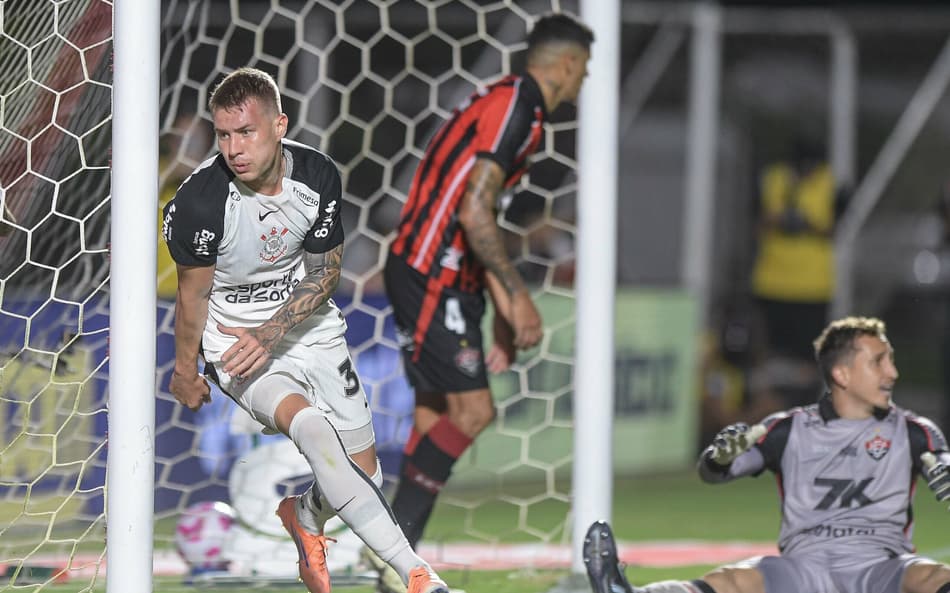 Charles marcou o gol da vitória do Corinthians