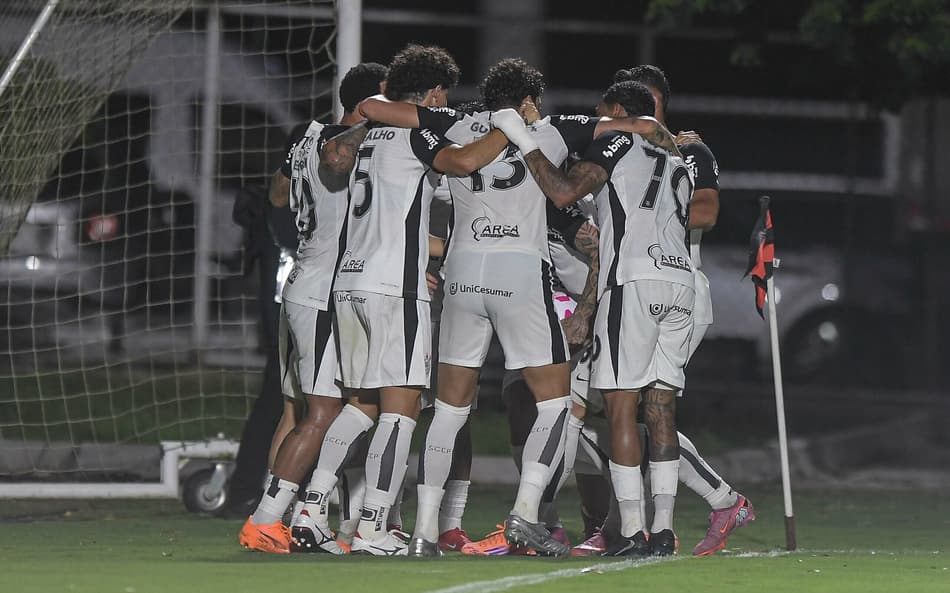Elenco do Corinthians comemora gol contra o Vitória (Foto: Jhony Pinho/AGIF)