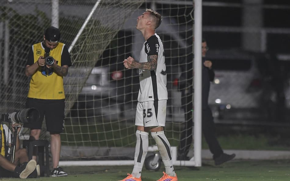 Charles comemora gol contra o Vitória (Foto: Jhony Pinho/AGIF)