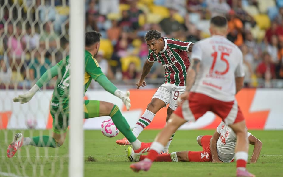 John Kennedy, do Fluminense, chuta para nova defesa de Ivan, do Internacional