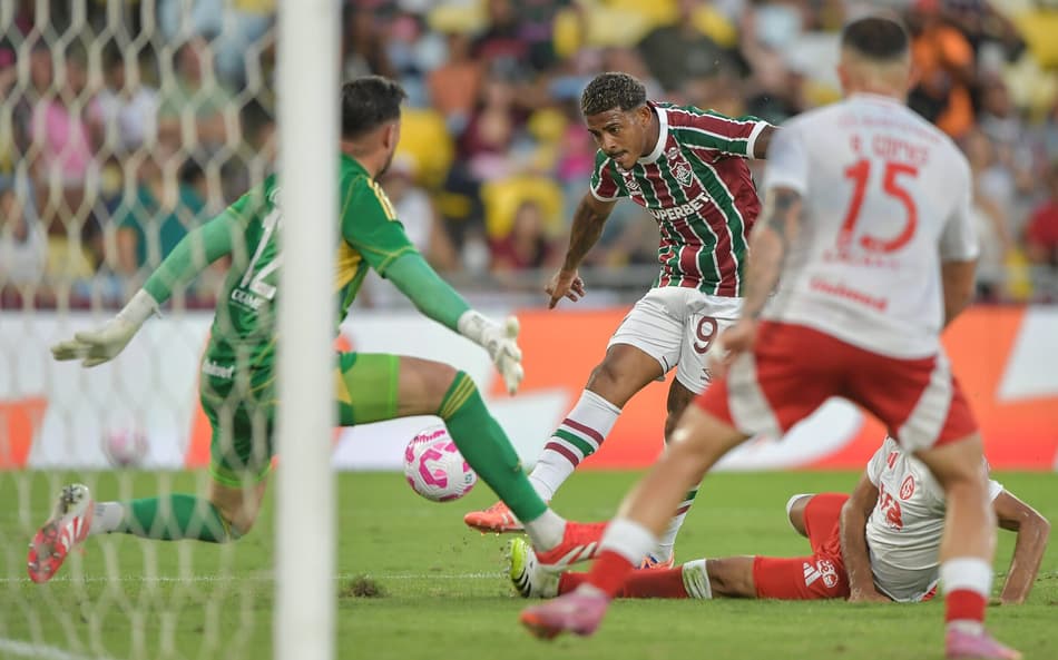 John Kennedy, do Fluminense, chuta para nova defesa de Ivan, do Internacional