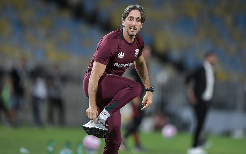 Zubeldía comandando o Fluminense contra o Internacional (Foto: Thiago Ribeiro/AGIF)