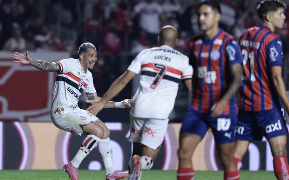 Luciano comemora gol pelo São Paulo