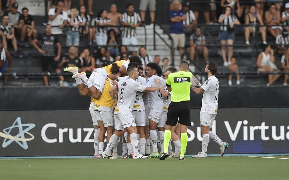 Jogadores do Santos comemoram gol durante o duelo com o Botafogo. (Foto: Thiago Ribeiro/AGIF)